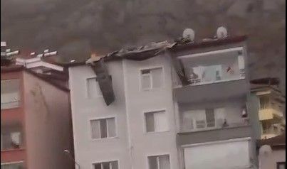 Amasya’da kuvvetli fırtına binanın çatısını uçurdu